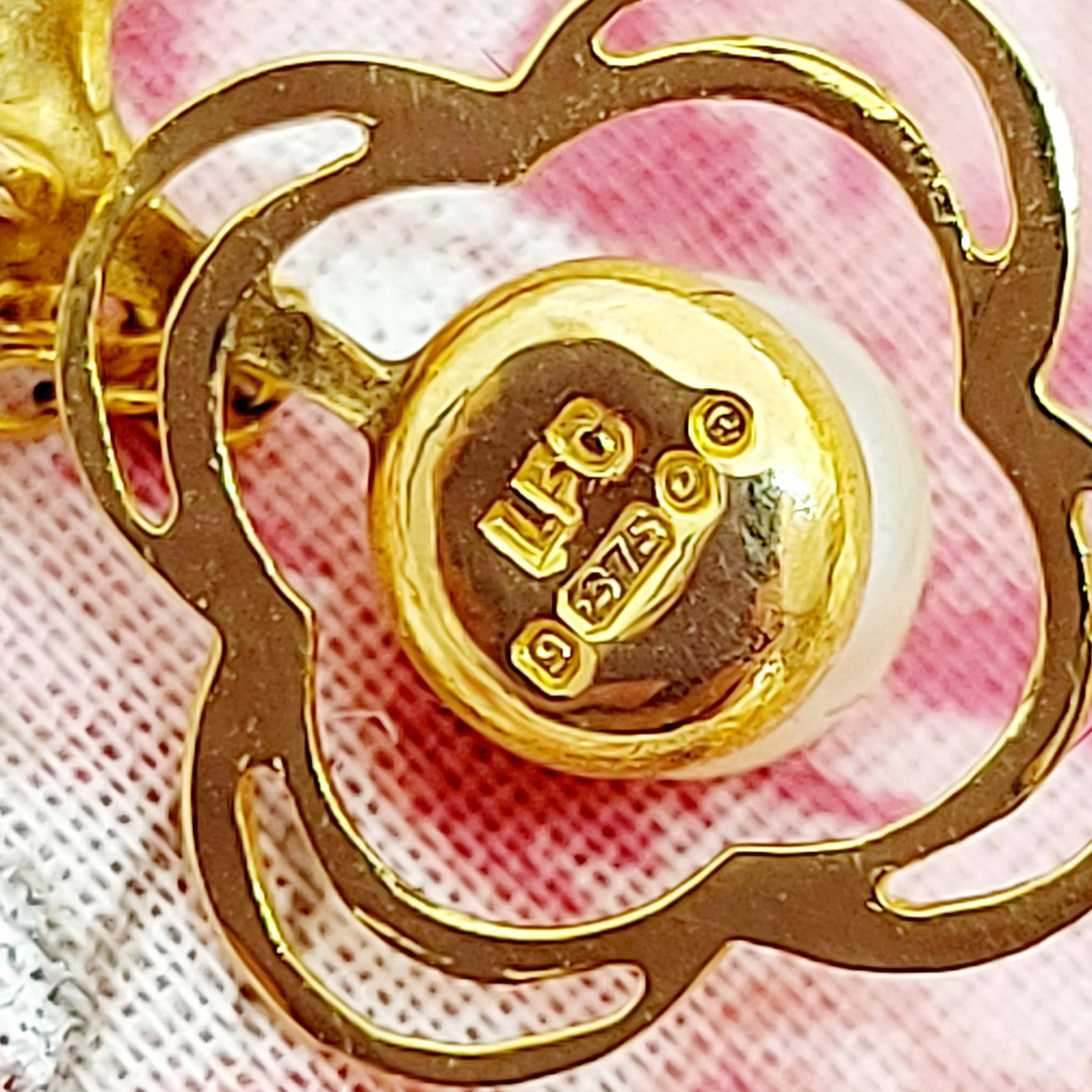 9ct Gold & Pearl Pendant & Chain