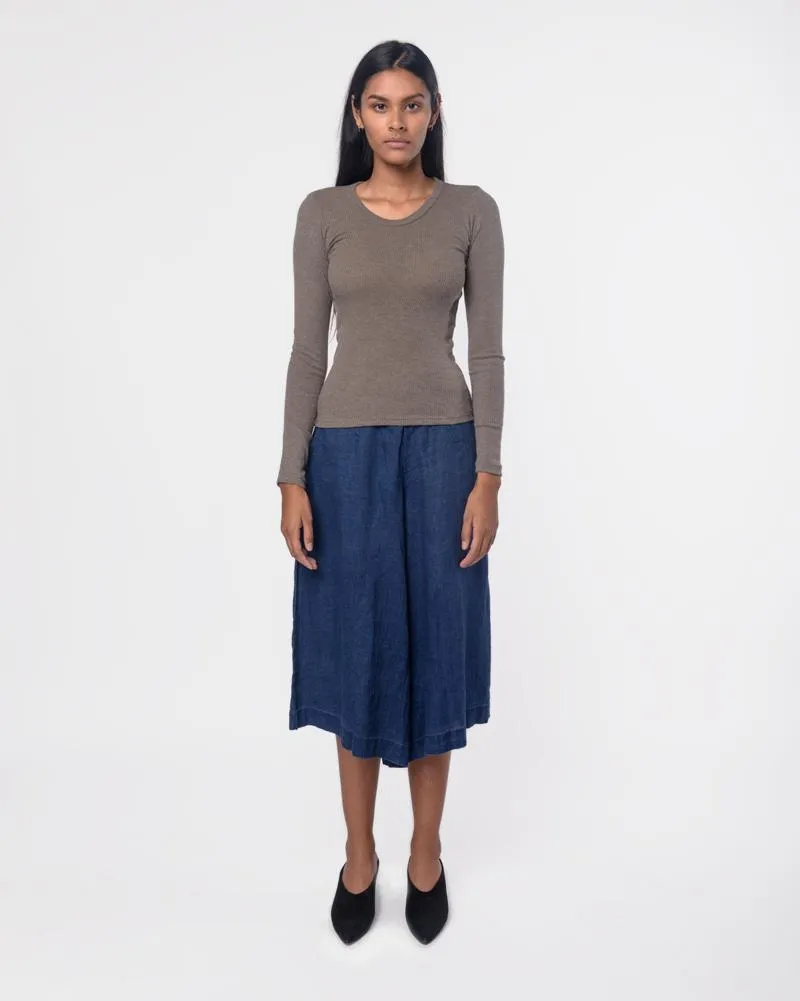 Long Sleeve Powder U-Neck Tee in Tobacco