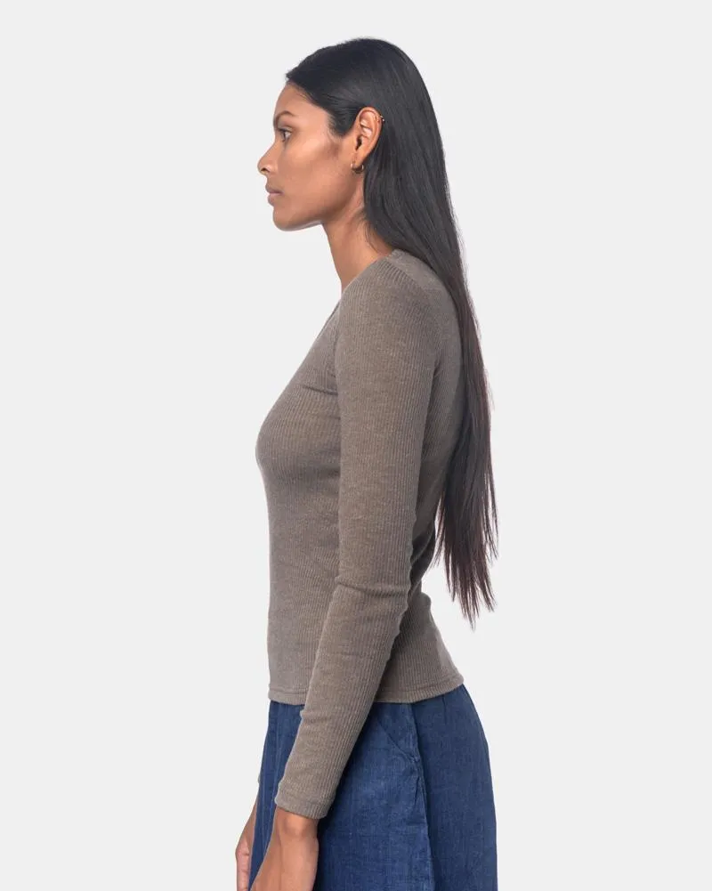 Long Sleeve Powder U-Neck Tee in Tobacco
